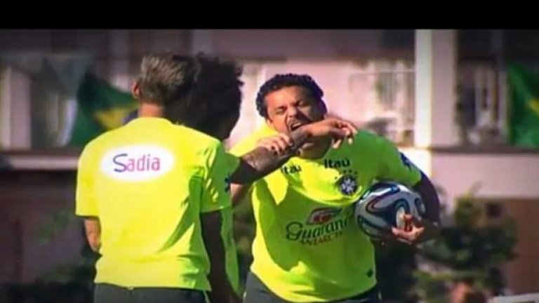 Фред прави "Суарес" на Марсело