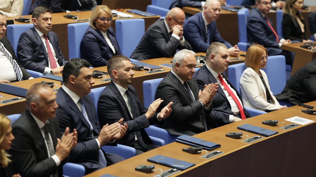 И ние им ръкопляскаме, че този път не се бавиха половин месец с избора на шеф на НС. Учим се да оценяваме малките неща.