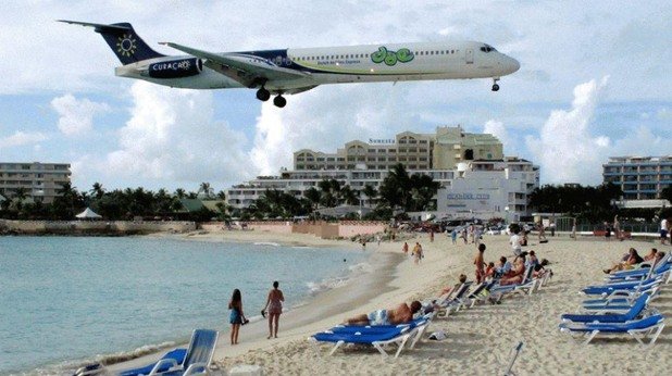 Летището на остров Свети Мартин е съвсем близо до плажа и затова туристите постоянно се радват на (или се стряскат от) самолети, прелитащи на минимална височина