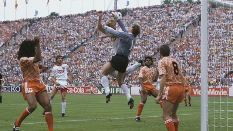 Западна Германия – Холандия 1:2, Евро 1988
Холандците търсеха реванш за загубата на Мондиал 1974 и го получиха. Нещата обаче не изглеждаха толкова добре за „лалетата“, когато Лотар Матеус даде аванс на Германия от бялата точка. Холандия изравни чрез Роналд Куман. Изглеждаше, че мачът ще влезе в продължения преди драматичен гол на Марко ван Бастен в края да донесе победата за „оранжевите“.