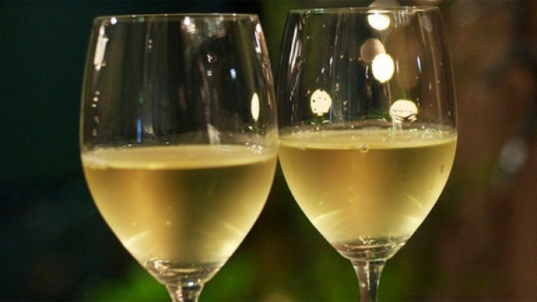 Чаша студено бяло в топла лятна вечер