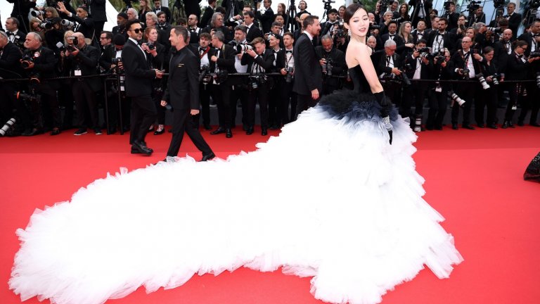 Инфлуенсърката Киан Лиу ознаменува първият си фестивал в Кан с великолепна царствена рокля.
