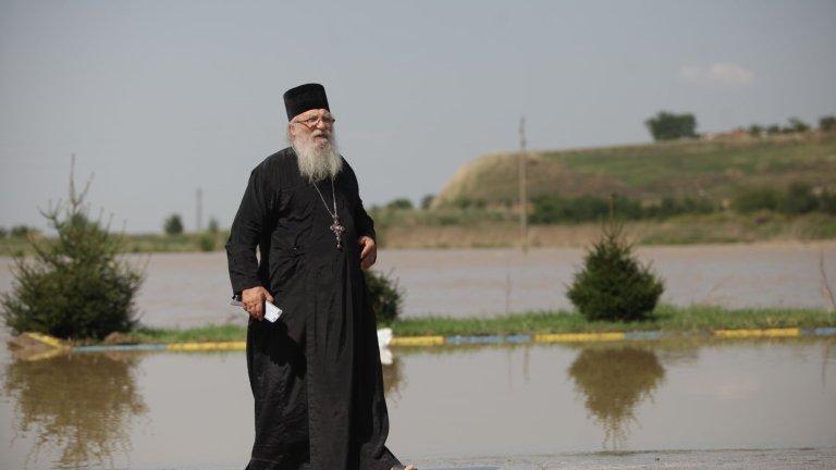 Духовникът беше широко известен със своята благотворителна дейност