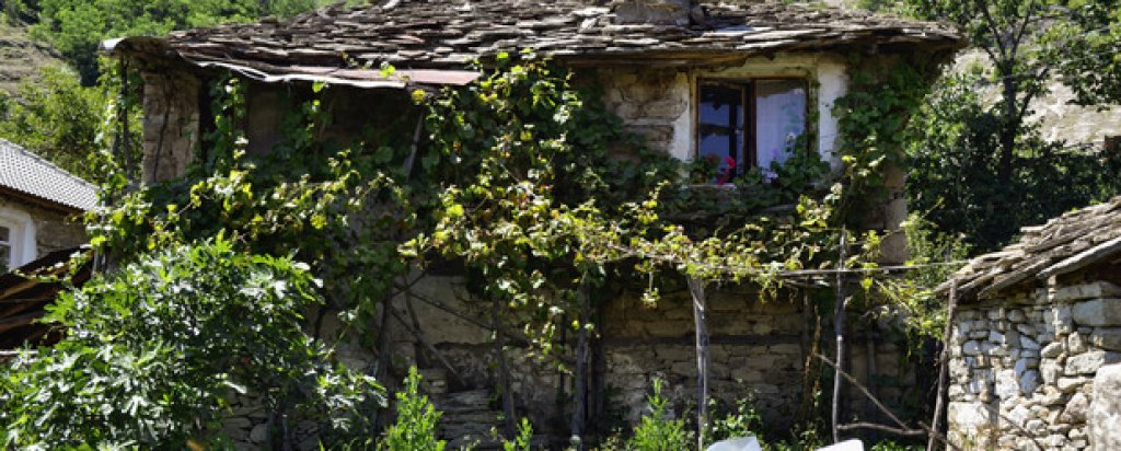 Една от многобройните старинни къщи, запазили духа на типичното родопско село от миналото.