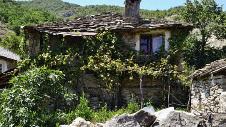Една от многобройните старинни къщи, запазили духа на типичното родопско село от миналото.
