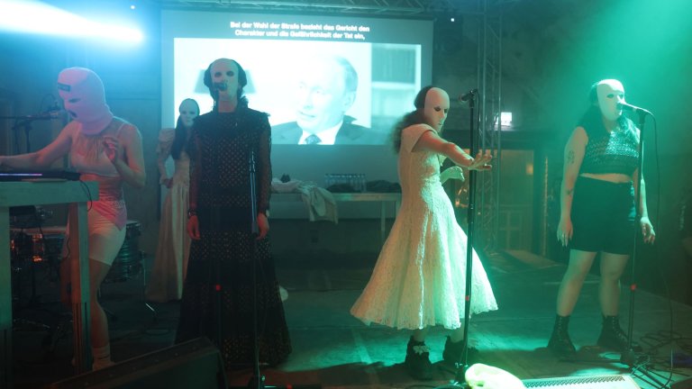 Те получиха между 8 и 13 г. за разпространение на фалшива информация