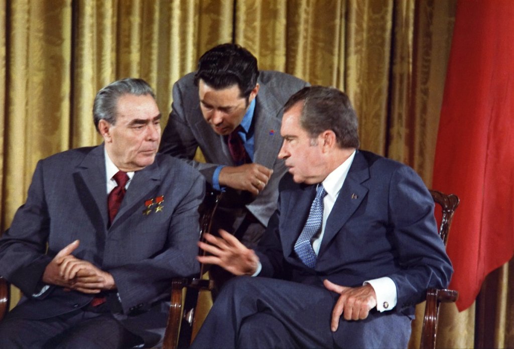 1200px-Leonid_Brezhnev_and_Richard_Nixon_talks_in_1973