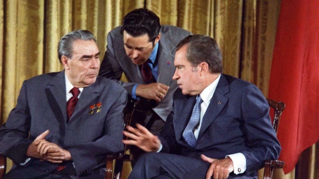 1200px-Leonid_Brezhnev_and_Richard_Nixon_talks_in_1973