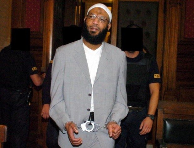 Низар Трабелси
Бившият играч на Фортуна Дюселдорф е арестуван през 2001-а за връзки с Ал Кайда и самия Осама Бин Ладен. Задържан е два дни след атаката от 11 септември и е осъден на 10 години затвор. Доказва се участието му в заговор за самоубийствени атентати и се твърди, че се е опитал да постави бомба в американското посолство в Париж. 