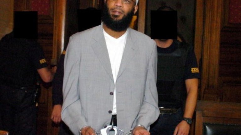 Низар Трабелси
Бившият играч на Фортуна Дюселдорф е арестуван през 2001-а за връзки с Ал Кайда и самия Осама Бин Ладен. Задържан е два дни след атаката от 11 септември и е осъден на 10 години затвор. Доказва се участието му в заговор за самоубийствени атентати и се твърди, че се е опитал да постави бомба в американското посолство в Париж.