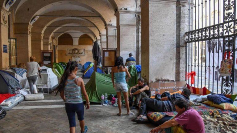Мигранти, подслонени в притвора на базиликата "Санти апостоли"