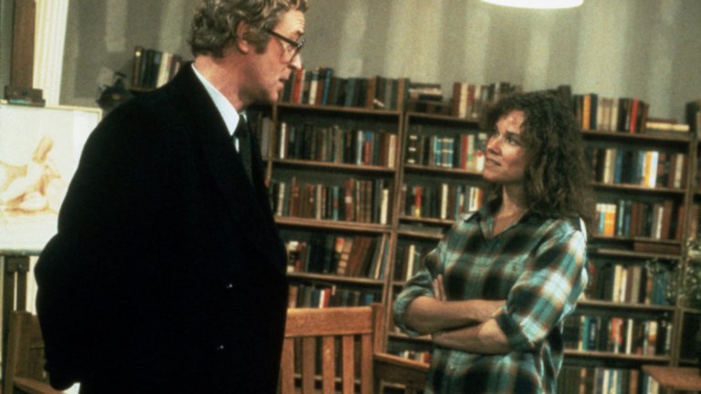 Историята разказва заплетената история на трите сестри Хана (Миа Фароу), Холи и Лий. Хана е омъжена за финансиста Елиът (Майкъл Кейн), който обаче е тайно влюбен в сестра й Лий (Барбара Хърши). Тя на свой ред живее с ексцентричен художник. 
История, която изважда на дневен ред и таланта на Кейн да играе романтични роли.