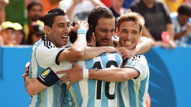 Аржентинците прегръщат Игуаин след гола.