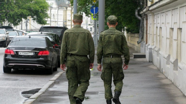 Военни, полицаи и всякакви ченгета е препоръчително да се снимат само в гръб