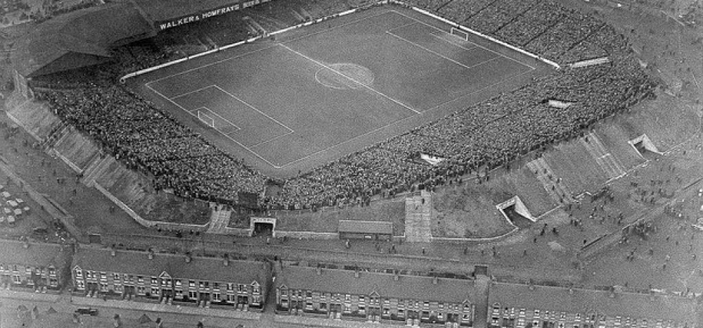 Въздушна снимка на "Мейн роуд" от 1934-а, когато на Манчестър Сити гостува Шефийлд Уензди. "Гражданите" държат рекорда за най-посетен домакински мач на клубен отбор в Англия. 84,569 е зрителската висина, която повече от 80 години не може да се подобри. На 3 март 1934-а "гражданите" приемат Стоук Сити в двубой от 6-ия кръг на ФА къп, когато е поставен и рекордът.