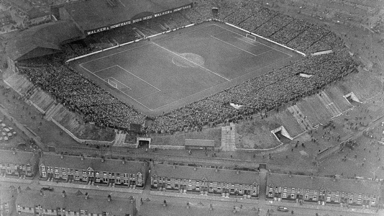 Въздушна снимка на "Мейн роуд" от 1934-а, когато на Манчестър Сити гостува Шефийлд Уензди. "Гражданите" държат рекорда за най-посетен домакински мач на клубен отбор в Англия. 84,569 е зрителската висина, която повече от 80 години не може да се подобри. На 3 март 1934-а "гражданите" приемат Стоук Сити в двубой от 6-ия кръг на ФА къп, когато е поставен и рекордът.