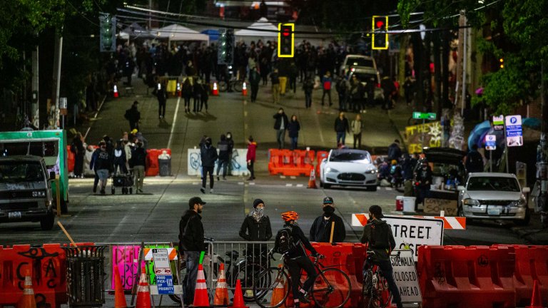 Властите в Сиатъл гонят протестиращите след убийства и ръст на насилието