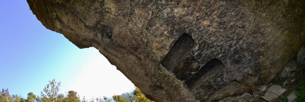 Огромна канара се е отломила от скалните образувания и е паднала край туристическата пътека, завличайки със себе си и няколко от тайнствените ниши, характерни само за региона на Източните Родопи.
