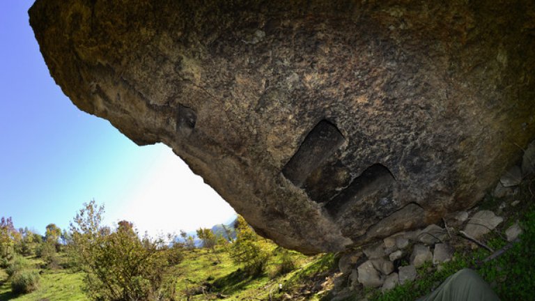 Огромна канара се е отломила от скалните образувания и е паднала край туристическата пътека, завличайки със себе си и няколко от тайнствените ниши, характерни само за региона на Източните Родопи.

