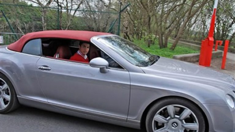 Bentley Continental GTC
Това бе една от първите скъпи коли на португалеца. Той я купи за около 200 000 долара през 2007-а, което доведе до забележки от страна на треньора му сър Алекс Фъргюсън, който смяташе, че не е редно 20-годишен футболист да колекционира луксозни автомобили. В последно време обаче португалецът мина от Bentley към Aston Martin, след като закупи автомобила на Джеймс Бонд от серията DB9 за 200 000 долара.