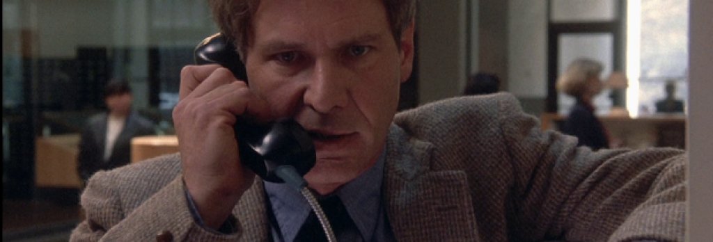 4. "Беглецът" (The Fugitive, 1993)
Рядко се случва филм по телевизионни серии да се окаже сполучлив, но "Беглецът" е изключение, което дори получава номинация за най-добър филм през 1993. Криминалният трилър е базиран на телевизионни серии от 60-те години, а в ролята на Ричард Кимбъл, който е затворен за убийството на своята жена – е именно Форд. На екрана му партнират Томи Лий Джоунс, Джулиан Муур, Самуел Джерард. Джоунс дори печели "Оскар" за най-добра поддържаща роля, а през 1998 играе в продължението на филма, което изобщо не е на ниво, без участието на Харисън Форд.