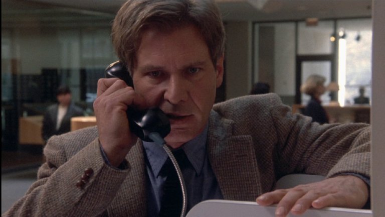 4. "Беглецът" (The Fugitive, 1993)
Рядко се случва филм по телевизионни серии да се окаже сполучлив, но "Беглецът" е изключение, което дори получава номинация за най-добър филм през 1993. Криминалният трилър е базиран на телевизионни серии от 60-те години, а в ролята на Ричард Кимбъл, който е затворен за убийството на своята жена – е именно Форд. На екрана му партнират Томи Лий Джоунс, Джулиан Муур,  Самуел Джерард. Джоунс дори печели "Оскар" за най-добра поддържаща роля, а през 1998 играе в продължението на филма, което изобщо не е на ниво, без участието на Харисън Форд.