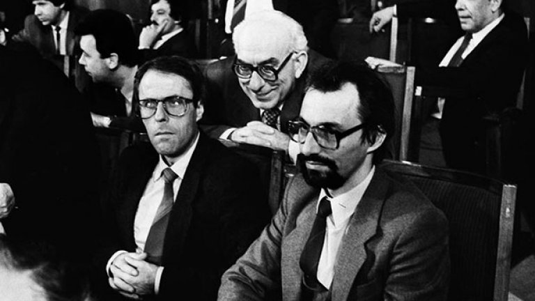 1990 - Ахмед Доган и Ибрахим Татарлъ с техен колега от групата на ДПС във Великото народно събрание