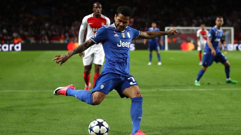 3. Дани Алвеш е най-големият десен бек от настоящото футболно поколение
33-годишният Даниел Алвеш беше смятан за приключил на топ ниво, незнайно защо. Нелепото е, че и до днес в Барселона не могат да запълнят празнината от напускането му и нямат достоен титуляр за неговия пост. А начинът, по който Алвеш игра срещу бившия си отбор и начинът, по който стана истинският герой на мача срещу Монако, напомни, че той е номер 1 на своя пост в съвременния футбол. Разбира се, бразилецът е много повече от просто десен бек и завърши вчерашния мач в халфовата линия, а неговите техника, въображение, футболен интелект и отдаденост в защита биха били ценни във всеки топ отбор.
Освен с двете асистенции срещу Монако (с магически пас с пета и елегантно фалцово центриране), снощи той се отчете със 7 изчиствания на топката, 3 създадени шанса за гол, 3 спечелени единоборства. Още нещо, което заслужава отбелязване: този сезон Дани Алвеш има шанса да запише трети требъл в кариерата си.