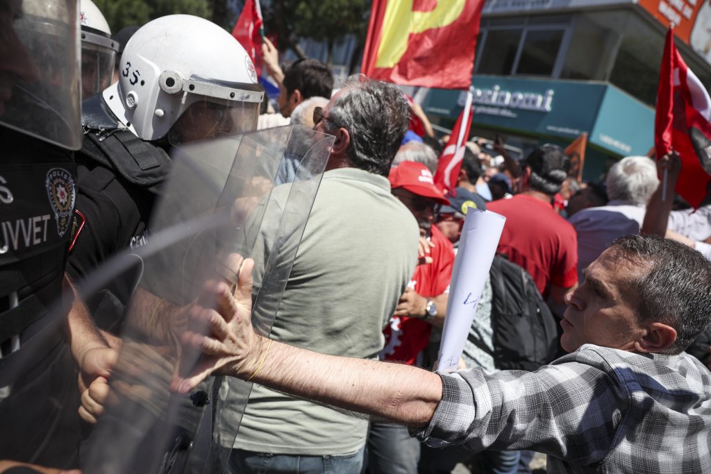 Водни оръдия и арести на протест на турската опозиция в Измир