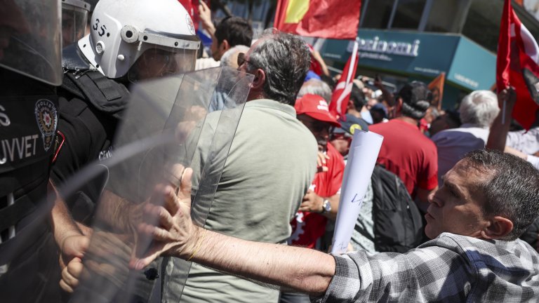 Водни оръдия и арести на протест на турската опозиция в Измир