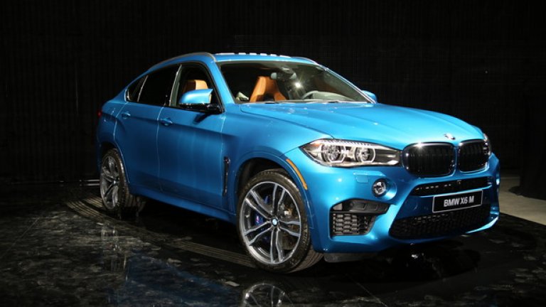 BMW X6 M
Новият Х6 М е комбинация между SUV и мощно и луксозно спортно купе. Двигателят е 4,4-литров V8 с две турбини, а мощността му е увеличена със скромните 3% до 567 к.с. Промените по дизайна включват освежаване на предницата, ауспухова система с 4 накрайници, заден спойлер и дифузьор под задната броня. Освежаване има и в интериора, а сниженото с 10 мм окачване осигурява стабилност при висока скорост, но и необходимото ниво на комфорт на борда.