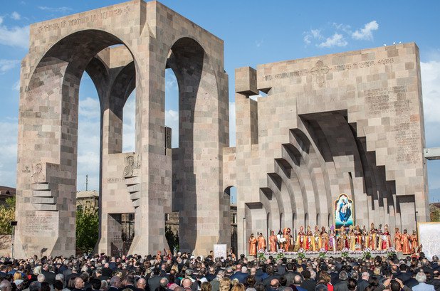 Близо 22 000 арменци намират спасение в България. Според проучване на "Галъп" обаче, 61 на сто от българите не са чували за арменски геноцид в Османската империя