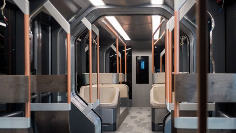 Салонът разполага с твърде малко места и твърде много дизайнерски решения