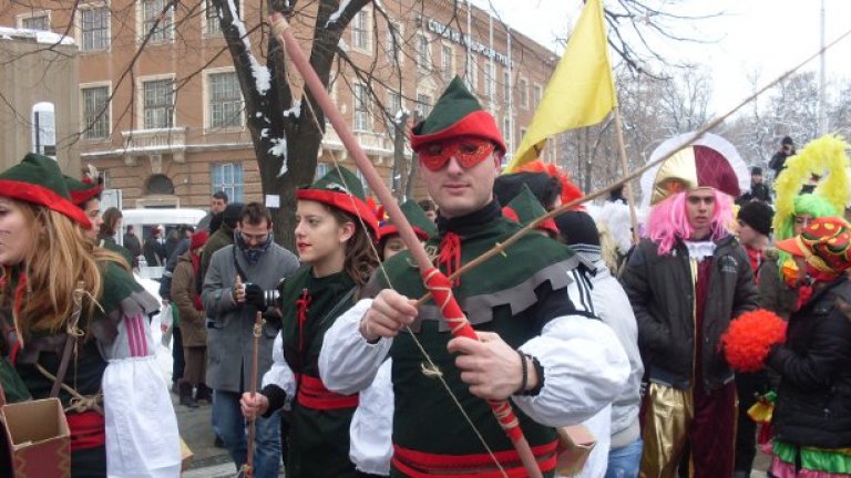 Маски, вино и кебапчета