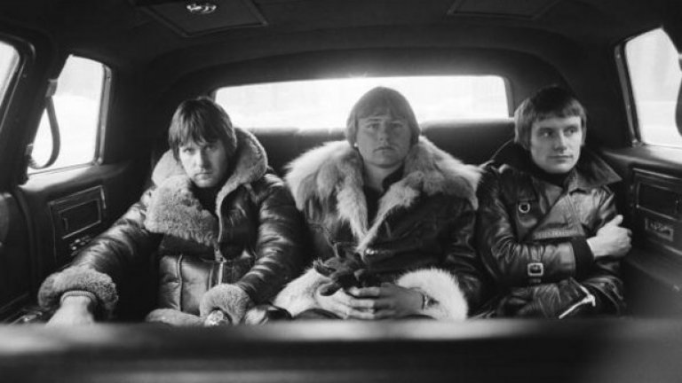 2016 г. беше фатална за легендите на прогресив рока Emerson, Lake and Palmer. Кийбордистът Кийт Емерсън (вляво) посегна на живота си на 11 март, а само девет месеца по-късно си отиде и китаристът Грег Лейк (в средата), който страдаше от рак. Барабанистът Карл Палмър е единственият жив член на групата.
