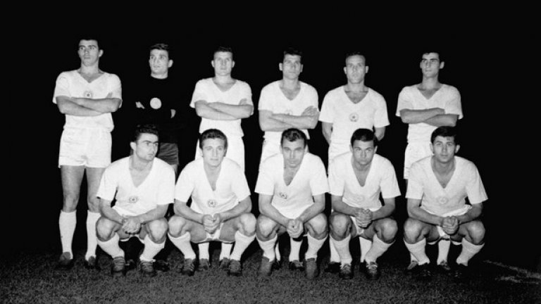 Георги Аспарухов - Гунди в ЦСКА
Знае се със сигурност, че още като малък Гунди е бил чест зрител не само на мачовете на Левски, но и на тези на ЦСКА. Води го баща му Аспарух Рангелов, а Гунди се вдъхновява от играта на червения бомбардировач Гацо Панайотов. През 1960 г. като тийнейджър дебютира за Левски, а година след това е повикан да служи като войник в спортната рота на ЦСКА. Според запазените архиви, още преди клетвата не само набива крак на плаца, но и тренира с първия отбор на армейците. По онова време обаче конкуренцията в офанзивното звено на ЦСКА е направо убийствена. Там са Гацо Панайотов, Иван Колев, Димитър Якимов, Никола Цанев. На 1 ноември 1961 г. Аспарухов играе с екипа на военния отбор срещу съветските побратими от СКА (Ростов на Дон) в мач, който се явява прощален за капитана Манол Манолов - Симолията. Но след това Крум Милев преценява, че за младия футболист няма място в отбора му. Така Гунди отива в другия военен тим Ботев (Пд), а след това се прибира обратно в Левски. Остава само да гадаем какво щеше да се случи, ако беше останал в ЦСКА...