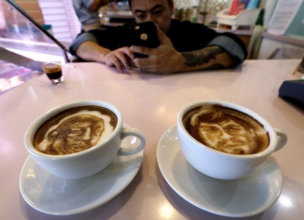 В боксово кафене в Бариста, САЩ, барманът от филипински произход направи топли напитки с ликовете на двамата - истинска атракция.