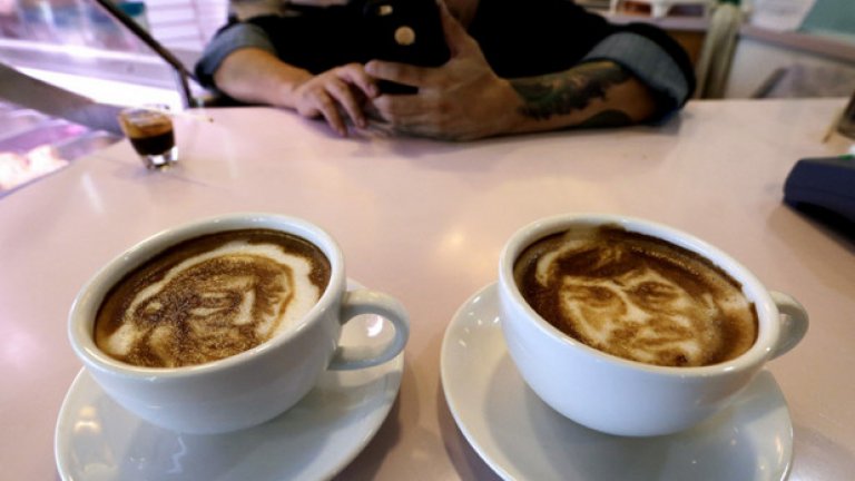 В боксово кафене в Бариста, САЩ, барманът от филипински произход направи топли напитки с ликовете на двамата - истинска атракция.