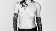 Дори Кийра Найтли, която е на светлинни години от представата за "curvy", протестира срещу вехтите модни постулати