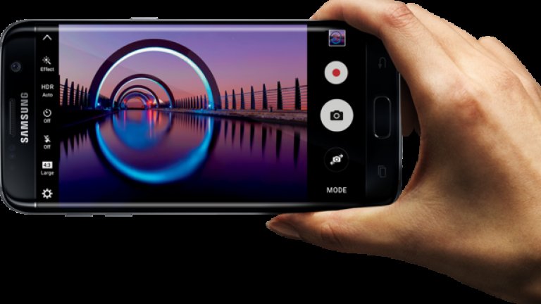 2. Samsung Galaxy S7
+ Подобрен дизайн с водоустойчива защита
+ Много добър екран и мощност
- Висока цена
- Пръстовите отпечатъци полепват по гърба 
Първоначално Samsung Galaxy S7 изглеждаше така, сякаш не се различава по нищо от миналогодишния S6. Всеки, който си поиграе с него, обаче ще осъзнае, че разликите са огромни. 
Корпусът на телефона е приятен при захват благодарение на новия извит капак. Водоустойчивата защита и слотът за microSD карти са полезно допълнение към устройството. Камерата е наистина чудесна - макар да има по-малко мегапиксели, е подобрена като качество. S7 е отличен телефон, с който можете да се гордеете.