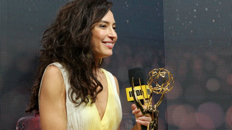 Рийд Морано е режисьорът на "The Handmaid's Tale" и е първата жена от 22 години насам, която печели "Еми" за режисура. Не е случайно, че продуцентите от Hulu заложиха на жена, която да пресъздаде дистопичното и крайно нехуманно бъдеще на Маргарет Атууд. 
Морано е оператор в хитови сериали на HBO като "Развод" и "Винил" и не пропусна да благодари на Елизабет Мос за брилянтната й роля и за вдъхновението, което е била за целия екип на поредицата. Преди Рийд, през 1995-а статуетката печели Мими Ледър със сериала "Спешно отделение".