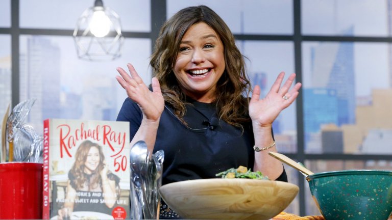 Рейчъл Рей не обича да оставя големи бакшишиСъс своите телевизионни предавания готвачката е помогнала на много хора да започнат да готвят у дома. По време на едно от тях обаче някои от зрителите забелязват, че Рей не е толкова щедра с парите, както със съветите за готвене.
В шоуто $40 a Day тя показва на зрителите как да прекарат икономично почивката си, харчейки за храна само по 40 долара на ден. Заедно с това тя препоръчва оставянето на по-малък бакшиш, което дразни част от феновете ѝ. 
Причината за това е проста – повечето сервитьори в САЩ получават минимална работна заплата и разчитат на щедри клиенти, за да получат нормален месечен доход. Рей очевидно забравя, че част от аудиторията ѝ са представители на бранша.