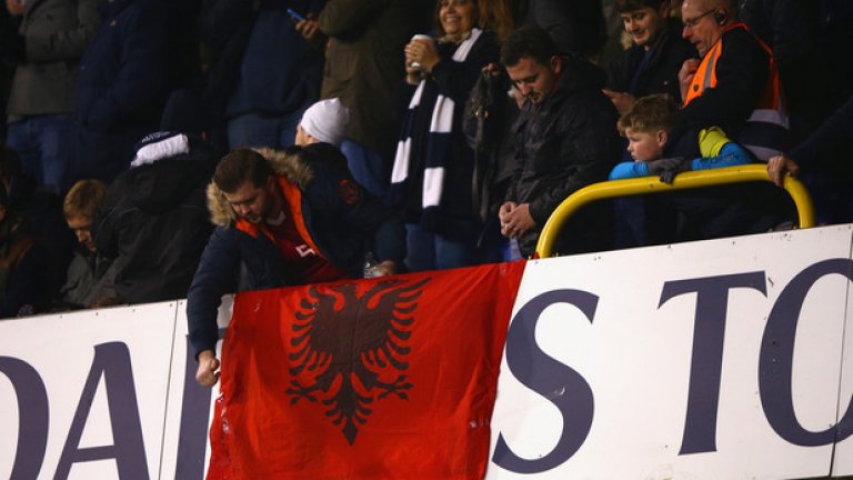 Още в началото имаше напрежение заради албанско знаме на трибуните, което провокира феновете на Партизан.