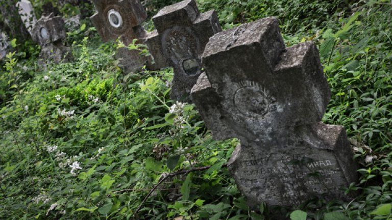 Колкото по-нагоре се изкачва гробищният хълм, толкова по-стари са паметните плочи