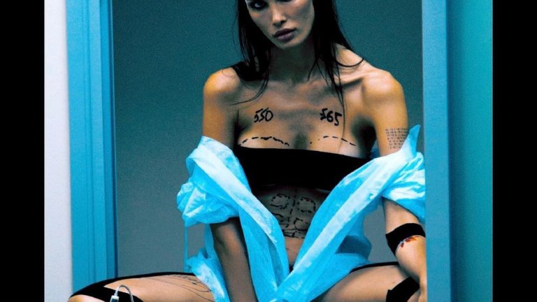 Коригира носа си не просто веднъж, а цели четири пъти. След това и устните, а след раждането на Алиса, идва ред и на гърдите, дупето и краката.