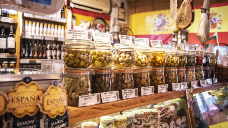 В „Автентичното" се предлагат типичните за Испания месни сушени продукти - различни видове хамон, чорисо и др., голямо разнообразие от маслини, зехтин и какво ли още не