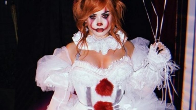 Деми Ловато 
Още една звезда се превърна в огнена червенокоска за тазгодишния Хелоуин. Деми Ловато стана страховита, но и доста изкусителна версия на ужасяващия клоун Пениуайз от "То".