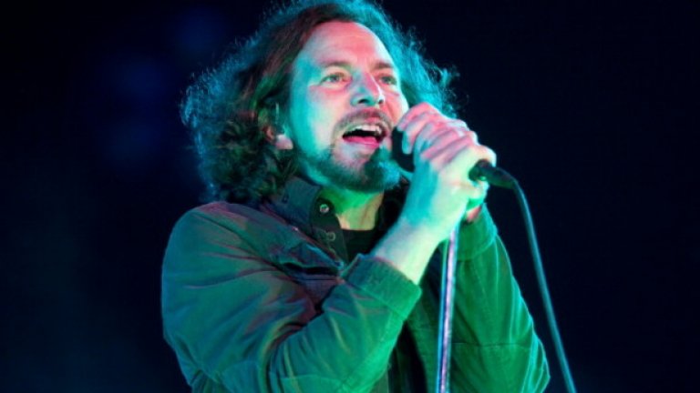 Наскоро Еди Ведер от Pearl Jam направи впечатляващо антивоенно изказване по време на концерт в Англия