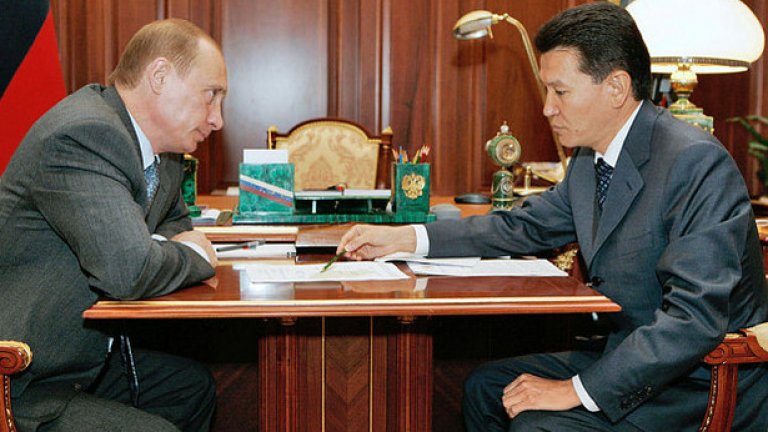 Илюмжинов е сред най-доверените хора на Владимир Путин и членува в парията му "Единна Русия".