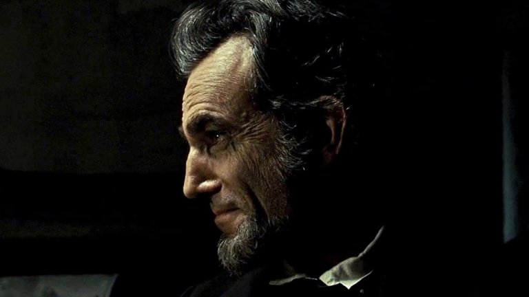 Даниел Дей Люис в "Линкълн" (2012 г.)
Тук ситуацията е малко по-различна. Изключително талантливият Дей Люис влиза в ролята на реално съществувал президент, при това един от най-популярните. Историческата драма се фокусира върху последните четири месеца от живота на Линкълн и най-вече опитите му да премахне робството. А Дей Люис се справя така добре с тази сложна актьорска задача, че получава "Оскар" за главна мъжка роля.